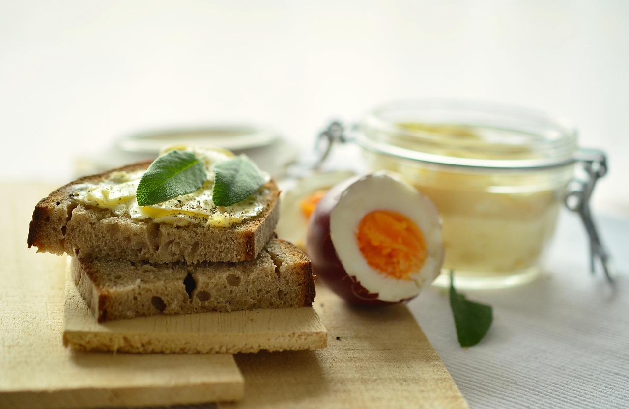 entdecken sie unsere köstliche kräuterbutter, perfekt zum verfeinern von brot, fleisch und gemüse. frisch, aromatisch und hausgemacht!
